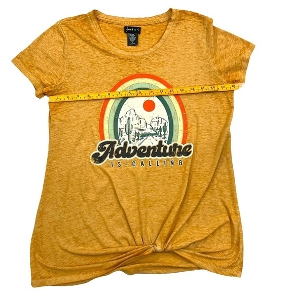 joei & i Adventure Is Calling Graphic Knotted Tee Shirt Woman’s SZ Small Mustard - Picture 6 of 9